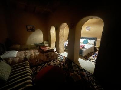Vue intérieure de la Suite Familiale Maroc, avec un lit double et trois lits jumeaux